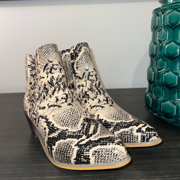 Chase + Chloe Charles Snakeskin Booties Studded Ankle Boots Size 6 Black/Tan - Picture 3 of 4